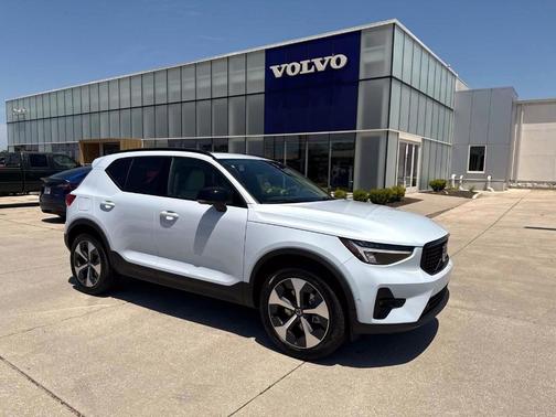 2025 Volvo XC40 B5 Plus Dark Theme