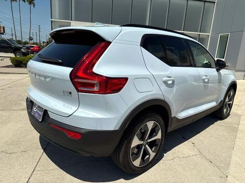 2025 Volvo XC40 B5 Plus Dark Theme