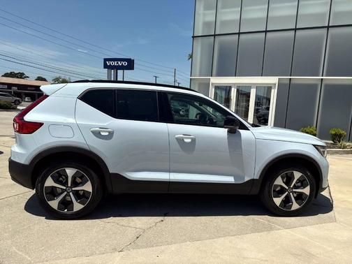 2025 Volvo XC40 B5 Plus Dark Theme