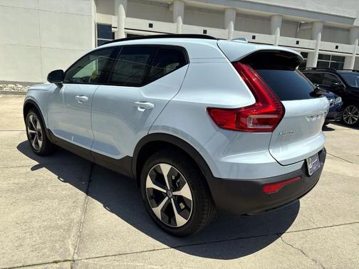 2025 Volvo XC40 B5 Plus Dark Theme