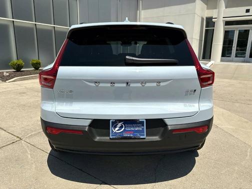 2025 Volvo XC40 B5 Plus Dark Theme