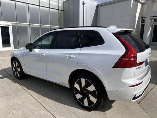 2025 Volvo XC60 Plug-In Hybrid T8 Plus