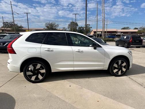 2025 Volvo XC60 Plug-In Hybrid T8 Plus