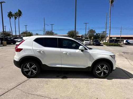 2025 Volvo XC40 B5 Core Bright Theme