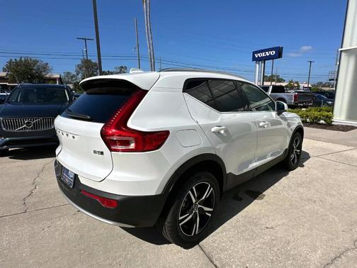 2025 Volvo XC40 B5 Core Bright Theme