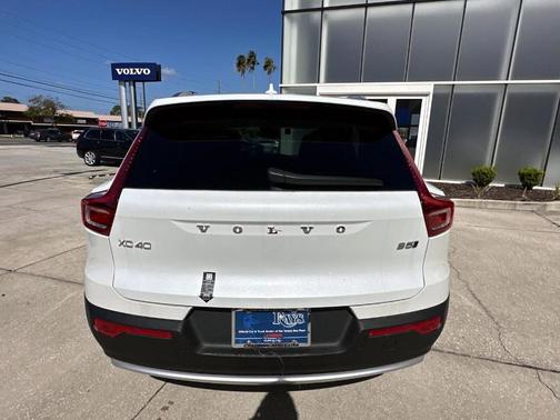2025 Volvo XC40 B5 Core Bright Theme