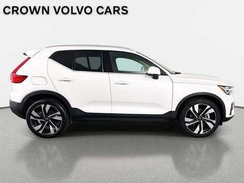 2023 Volvo XC40 B5 Plus Bright Theme