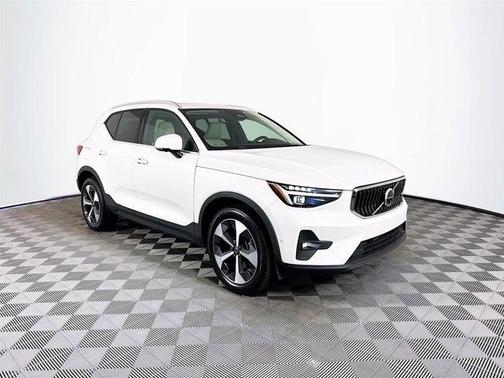 2024 Volvo XC40 B5 Plus Bright Theme