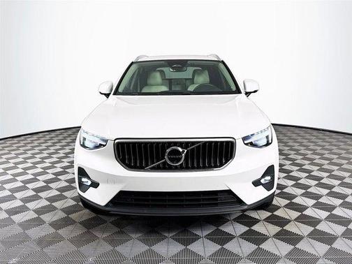 2024 Volvo XC40 B5 Plus Bright Theme