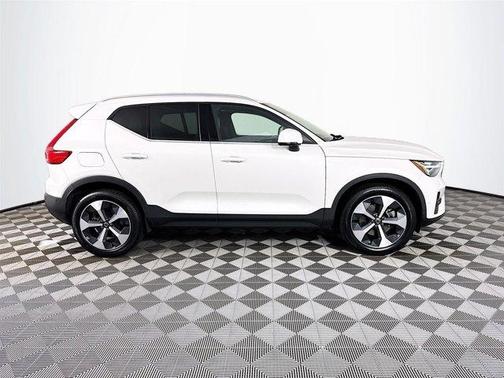 2024 Volvo XC40 B5 Plus Bright Theme