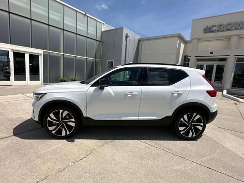 2025 Volvo XC40 B5 Ultra Dark Theme