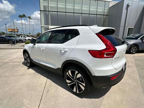 2025 Volvo XC40 B5 Ultra Dark Theme