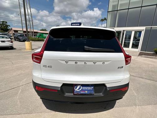 2025 Volvo XC40 B5 Ultra Dark Theme