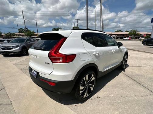 2025 Volvo XC40 B5 Ultra Dark Theme