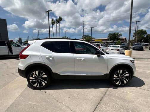 2025 Volvo XC40 B5 Ultra Dark Theme