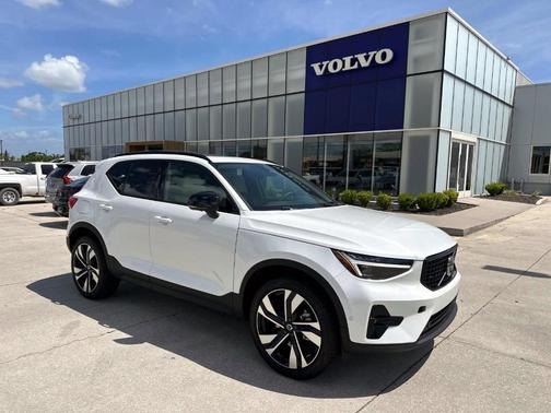 2025 Volvo XC40 B5 Ultra Dark Theme