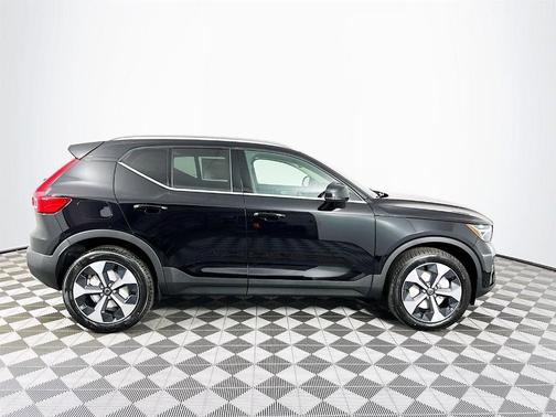 2025 Volvo XC40 B5 Core Bright Theme