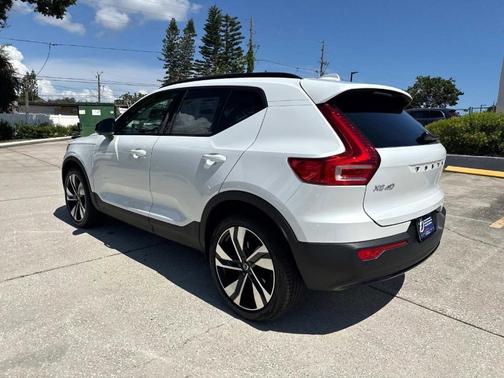 2025 Volvo XC40 B5 Plus Dark Theme