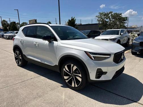 2025 Volvo XC40 B5 Plus Dark Theme