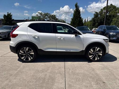2025 Volvo XC40 B5 Plus Dark Theme