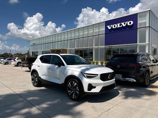2025 Volvo XC40 B5 Plus Dark Theme
