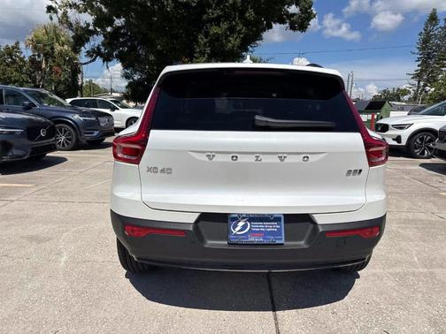 2025 Volvo XC40 B5 Plus Dark Theme