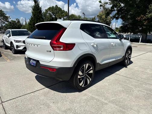 2025 Volvo XC40 B5 Plus Dark Theme