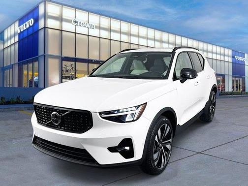 2023 Volvo XC40 B5 Plus Dark Theme