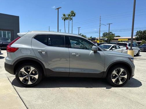 2025 Volvo XC40 B5 Core Bright Theme