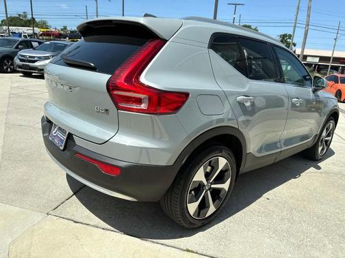 2025 Volvo XC40 B5 Core Bright Theme