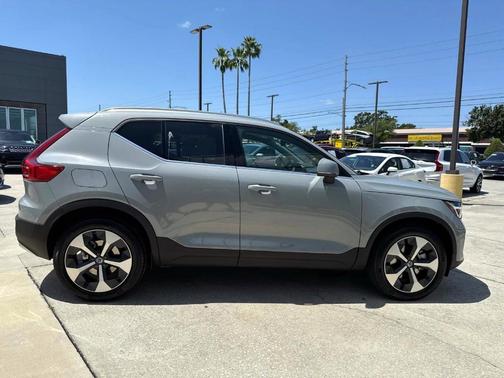 2025 Volvo XC40 B5 Core Bright Theme