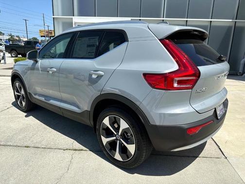 2025 Volvo XC40 B5 Core Bright Theme