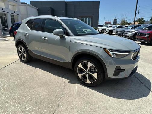 2025 Volvo XC40 B5 Core Bright Theme