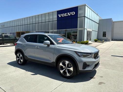 2025 Volvo XC40 B5 Core Bright Theme