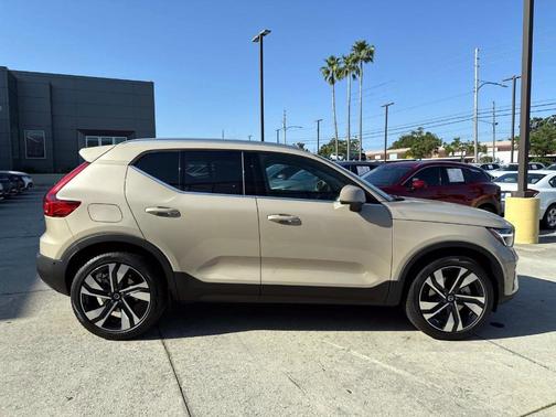 2025 Volvo XC40 B5 Ultra Bright Theme