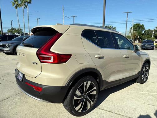 2025 Volvo XC40 B5 Ultra Bright Theme