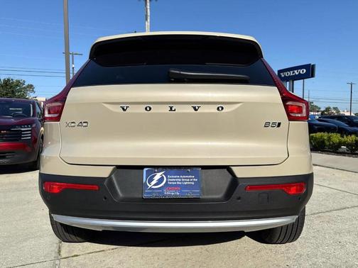 2025 Volvo XC40 B5 Ultra Bright Theme