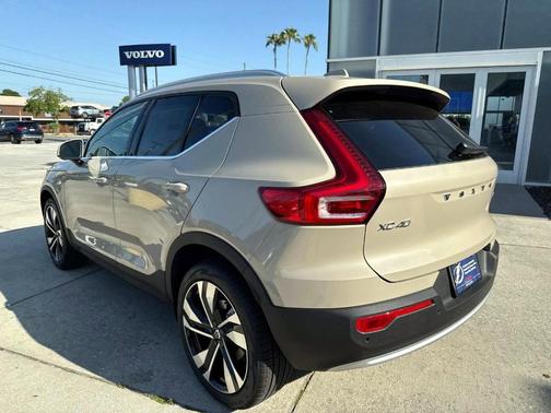 2025 Volvo XC40 B5 Ultra Bright Theme