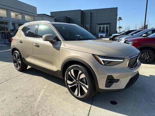 2025 Volvo XC40 B5 Ultra Bright Theme
