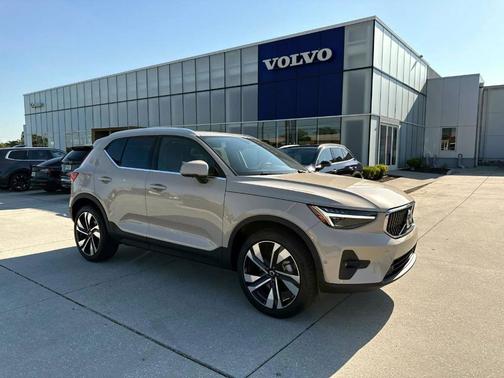 2025 Volvo XC40 B5 Ultra Bright Theme