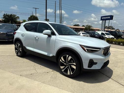 2025 Volvo XC40 B5 Ultra Bright Theme