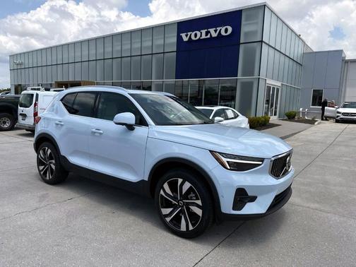 2025 Volvo XC40 B5 Ultra Bright Theme