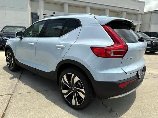 2025 Volvo XC40 B5 Ultra Bright Theme