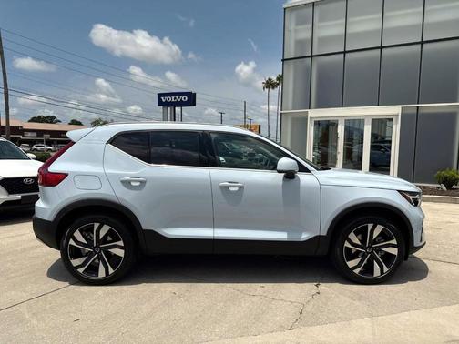 2025 Volvo XC40 B5 Ultra Bright Theme