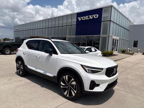 2025 Volvo XC40 B5 Plus Dark Theme