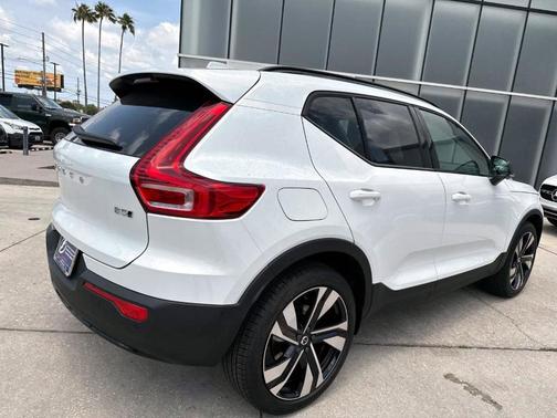 2025 Volvo XC40 B5 Plus Dark Theme