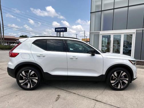 2025 Volvo XC40 B5 Plus Dark Theme