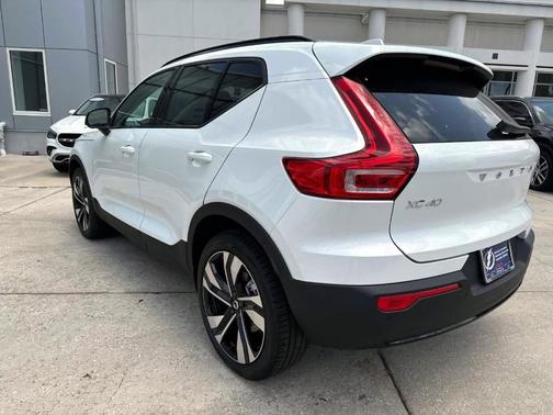2025 Volvo XC40 B5 Plus Dark Theme