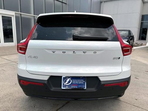 2025 Volvo XC40 B5 Plus Dark Theme