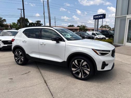 2025 Volvo XC40 B5 Plus Dark Theme